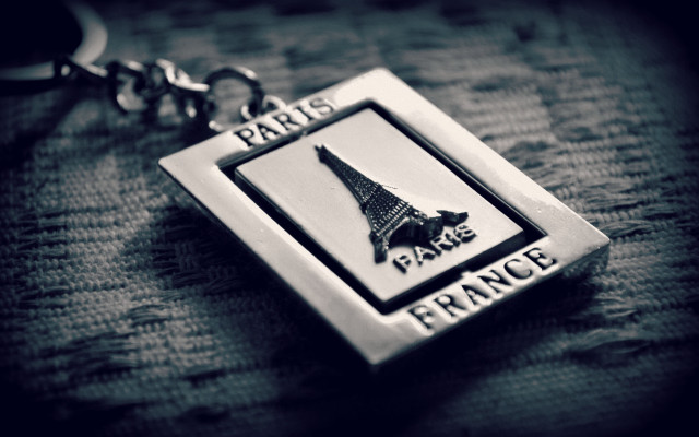 Metal keychain eiffel paris tilt free wallpaper for desktop - medium preview image