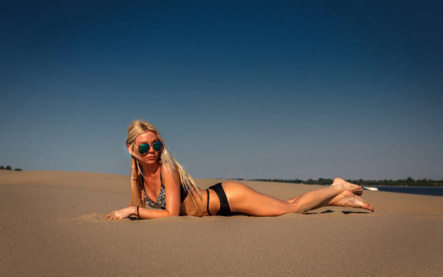 Beach bikini woman anna hotchkis free wallpaper for desktop - medium preview image