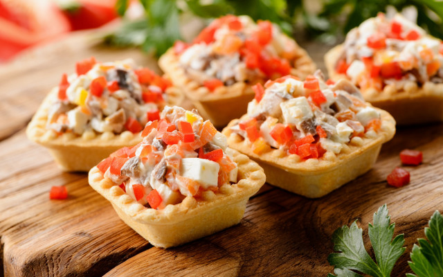 Wooden cutting board mini pizzas free wallpaper for desktop - medium preview image