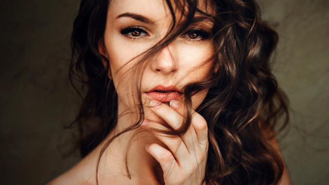 Woman longhair ring hand pose free wallpaper for desktop - medium preview image