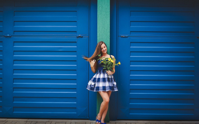 Woman blue wall flower bouquet free wallpaper for desktop - medium preview image