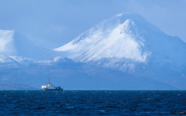Mountain waterboat tiltshift blue sky free wallpaper for desktop - medium preview image