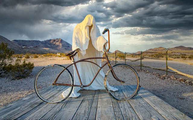 Desert mountain bike wooden platform free wallpaper for desktop - medium preview image