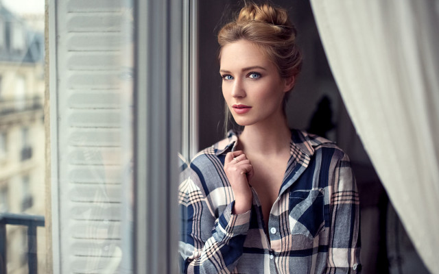 Eszter mattioni woman window plaid free wallpaper for desktop - medium preview image