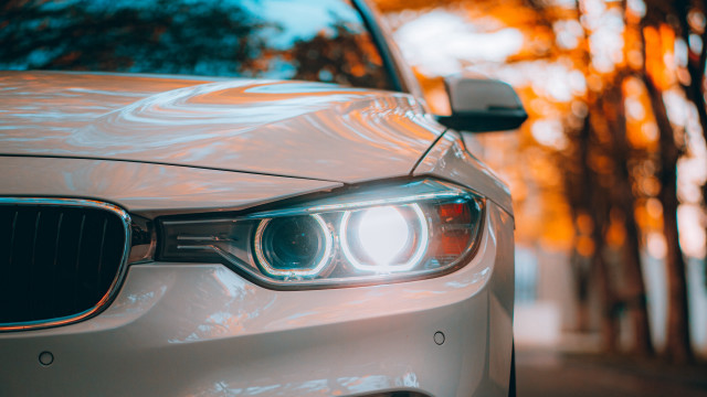 Car headlights reflection anamorphic flare free wallpaper for desktop - medium preview image