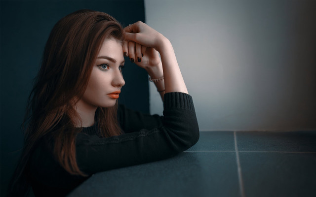 Woman longhair sitting table blueeyes free wallpaper for desktop - medium preview image