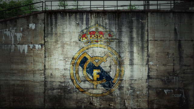 Soccer ball crown wall painting free wallpaper for desktop - medium preview image