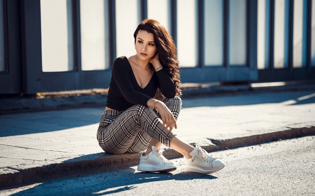 Elina karimova beach fashion squatting free wallpaper for desktop - medium preview image