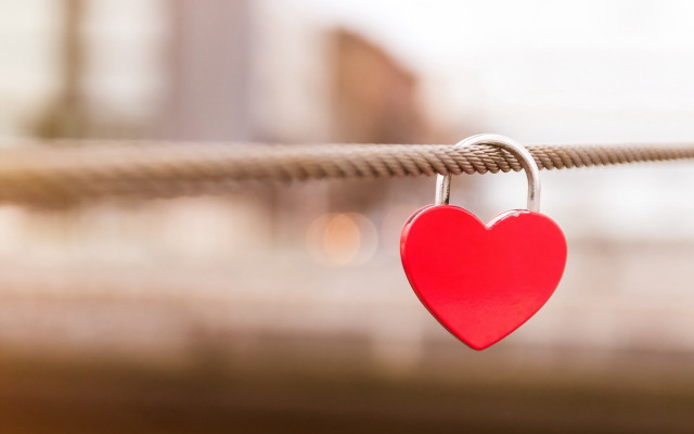 Red heart hanging rope blurry free wallpaper for desktop - medium preview image