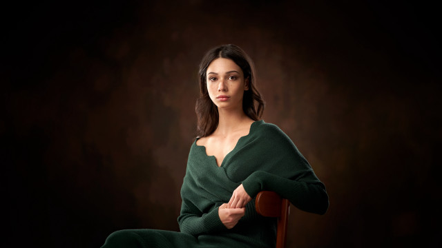 Woman green dress portrait sitting free wallpaper for desktop - medium preview image