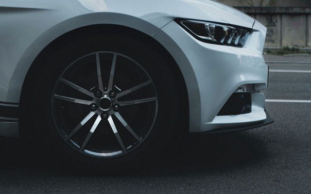 White car black rim cobra free wallpaper for desktop - medium preview image