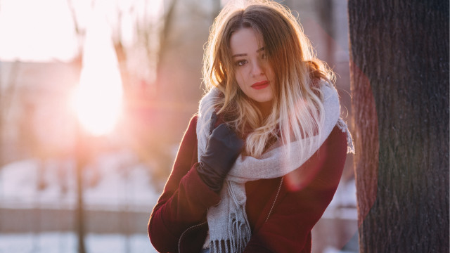 Woman tree snow redjacket blonde free wallpaper for desktop - medium preview image