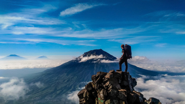 Mountain climber abidin dino sumatraism free wallpaper for desktop - medium preview image