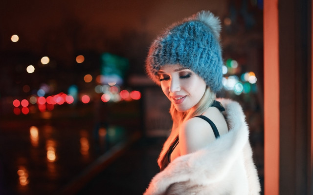 Woman blue hat fur coat free wallpaper for desktop - medium preview image