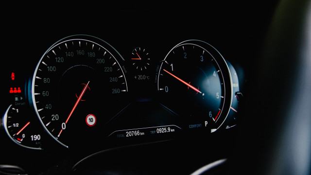 Dashboard speedometer minimalism black background free wallpaper for desktop - medium preview image