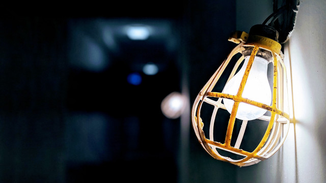 Hanging light bulb dark room free wallpaper for desktop - medium preview image