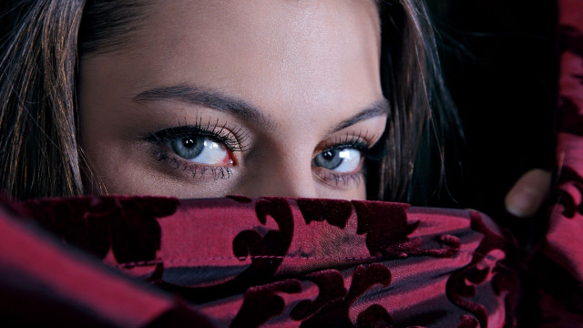 Woman blue eyes red blanket free wallpaper for desktop - medium preview image