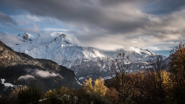 Mountain range cloudy sky trees free wallpaper for desktop - medium preview image