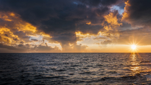 Sunset ocean clouds sunshine diffraction free wallpaper for desktop - medium preview image