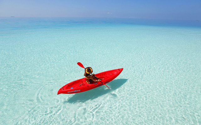 Red kayak shallow ocean sunny free wallpaper for desktop - medium preview image