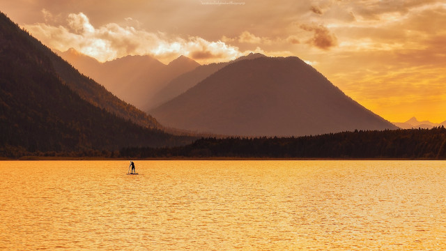 Mountain lake sunset surfboard paddleboard free wallpaper for desktop - medium preview image