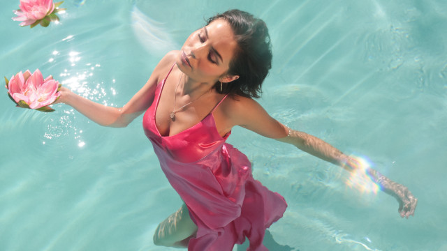 Pink dress flower water portrait free wallpaper for desktop - medium preview image