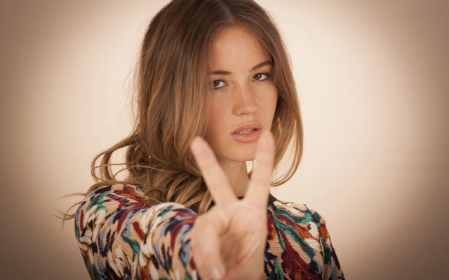 Peace sign woman fashion photography free wallpaper for desktop - medium preview image