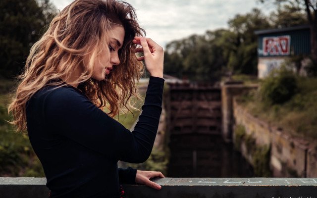 Woman longhair cellphone looking down free wallpaper for desktop - medium preview image