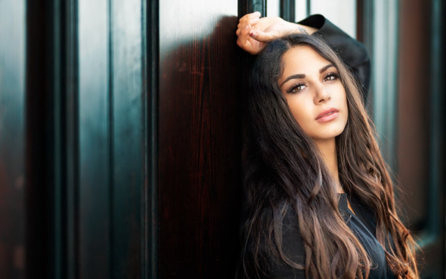 Woman door handle serious araceli free wallpaper for desktop - medium preview image