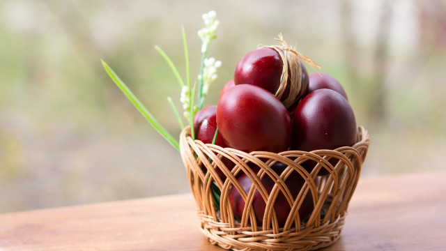 Basket eggs table plant window free wallpaper for desktop - medium preview image