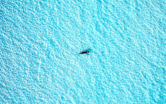 Kayak beach wave tranquil minimalism free wallpaper for desktop - medium preview image