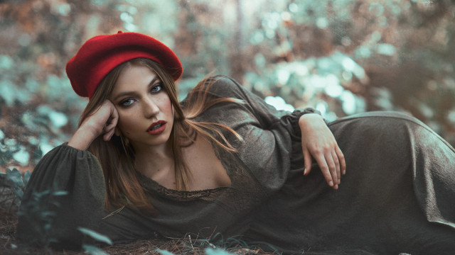 Woman redhat beret fashion portrait free wallpaper for desktop - medium preview image