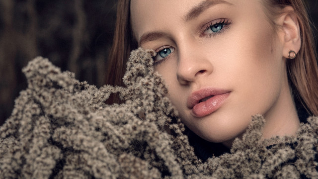 Blue eyes scarf sweater fashion free wallpaper for desktop - medium preview image