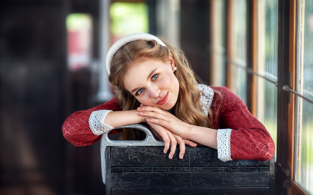 Woman leaning box hand chin free wallpaper for desktop - medium preview image