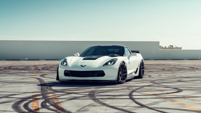 White sports car driving track free wallpaper for desktop - medium preview image