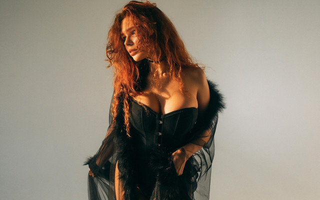 Elina karimova redhair blackcorset feather free wallpaper for desktop - medium preview image