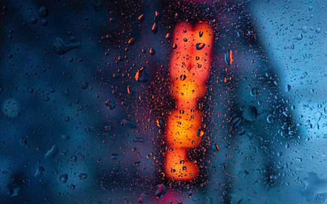 Blurry traffic light rain window #2 free wallpaper for desktop - medium preview image