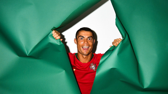 Peeking man green cloth smile free wallpaper for desktop - medium preview image