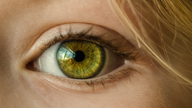Green eye blonde hair macro free wallpaper for desktop - medium preview image