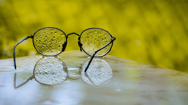 Glasses water droplets wooden table free wallpaper for desktop - medium preview image