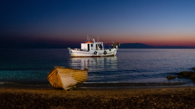 Ocean shore sunset boat water free wallpaper for desktop - medium preview image