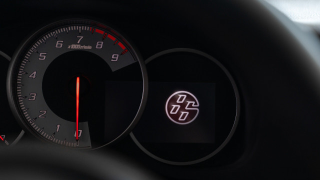Speedometer closeup red needle white free wallpaper for desktop - medium preview image
