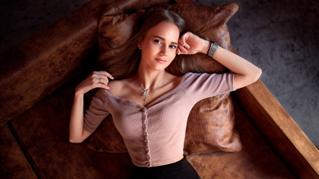Woman couch relaxing portrait browneyes free wallpaper for desktop - medium preview image