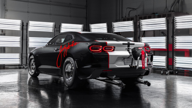 Car red light garage lift free wallpaper for desktop - medium preview image