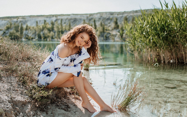 Elina karimova lake sitting blurry free wallpaper for desktop - medium preview image