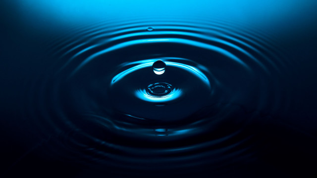 Blue water drop abstract illusionism free wallpaper for desktop - medium preview image
