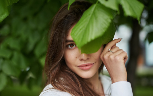Woman tree ring jewelry blurry free wallpaper for desktop - medium preview image