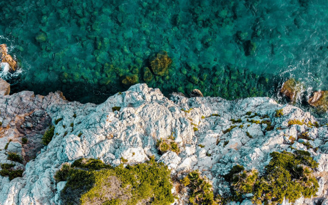 Rocky beach water boat nature free wallpaper for desktop - medium preview image