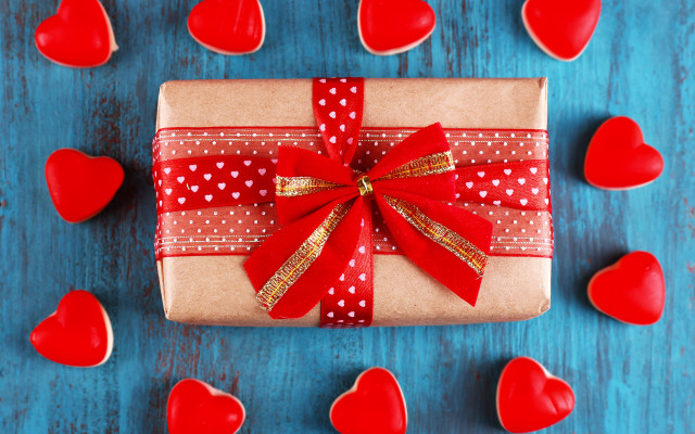 Wrapped present red bow hearts free wallpaper for desktop - medium preview image