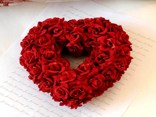 Heart wreath paper pen background free wallpaper for desktop - medium preview image